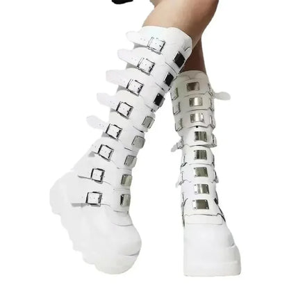 Botas de plataforma góticas de mujer en blanco, vista lateral