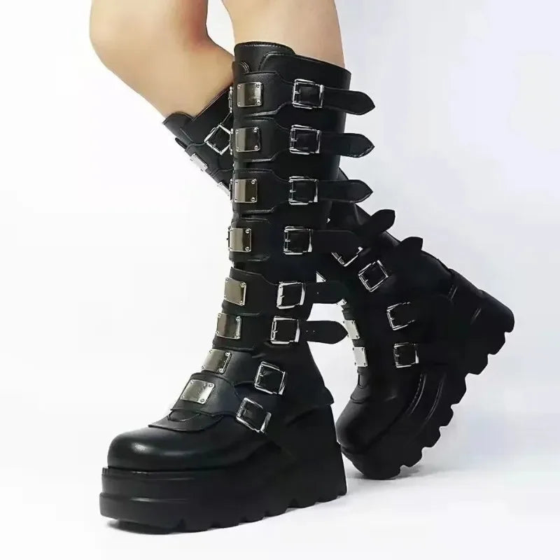 Botas de plataforma góticas de mujer en negro, vista lateral con la puntera a la izquierda