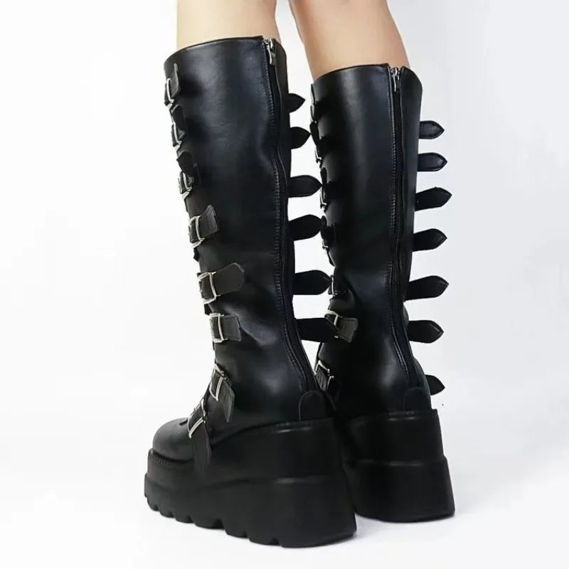 Botas negras de plataforma vistas por detrás, con cremallera lateral