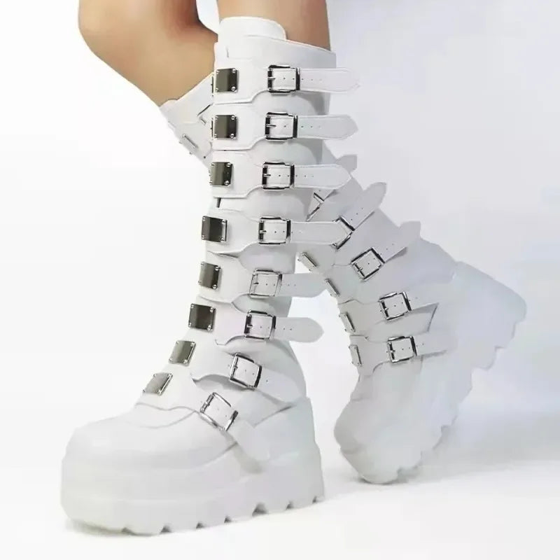 Detalle de las botas blancas de plataforma y suela dentada