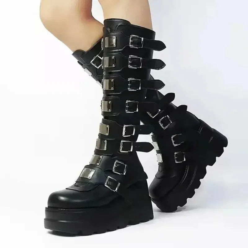 Botas altas de plataforma negras con cinco hebillas metálicas