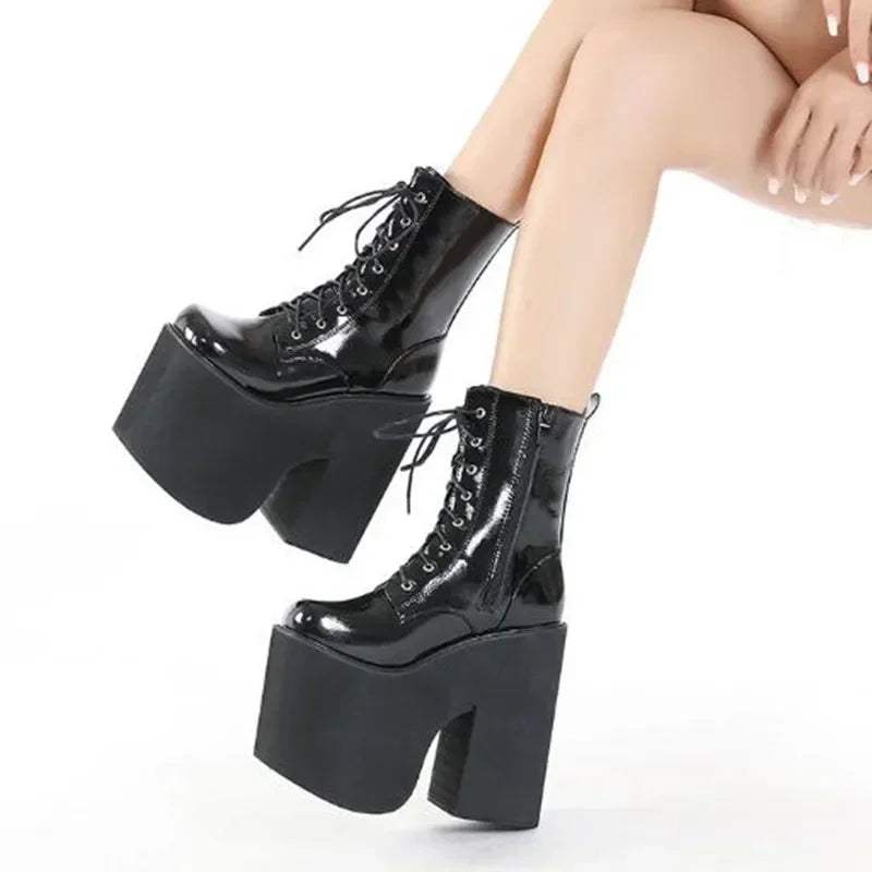 Botas góticas de plataforma negras vistas de lado