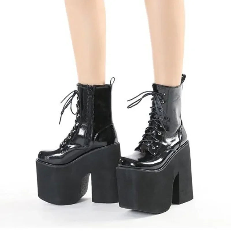 Par de botas de plataforma negras de charol puestas