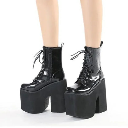Par de botas de plataforma negras de charol puestas