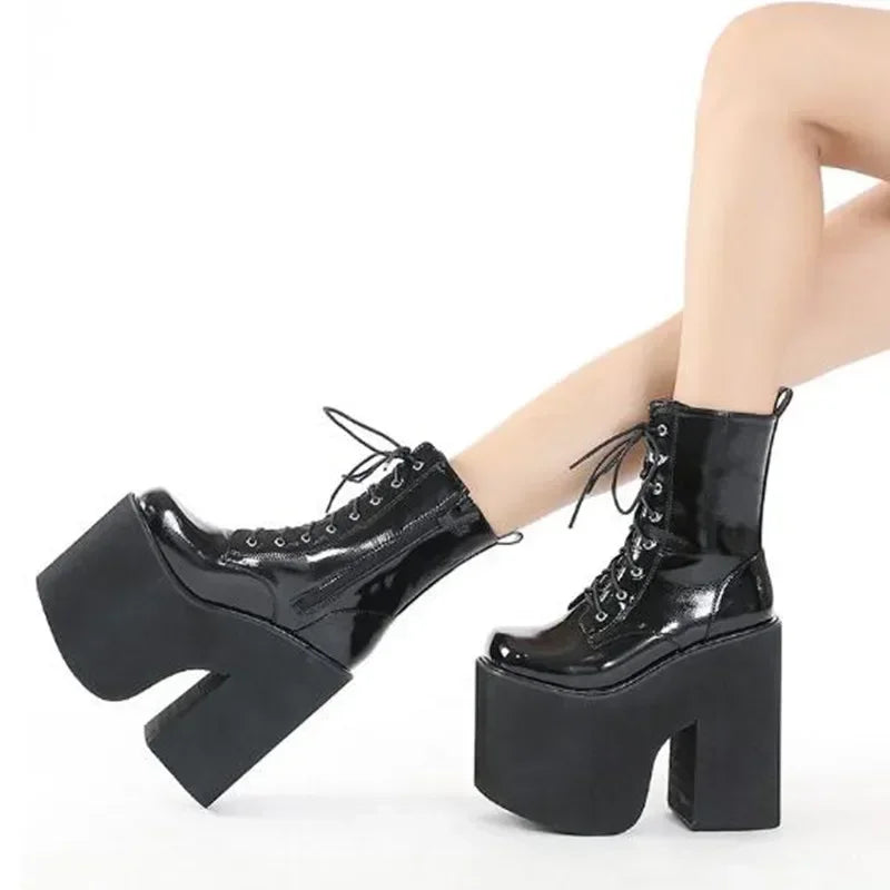Botas de plataforma de charol negro con cordones y cremallera lateral