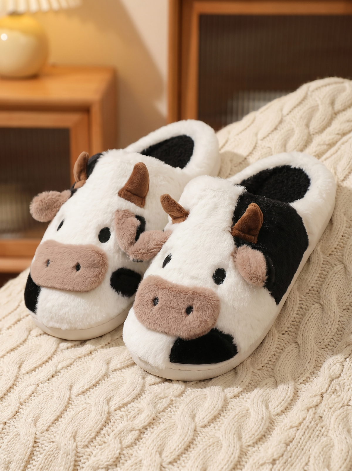 Pantuflas de vaca Don Zapas primer plano sobre manta