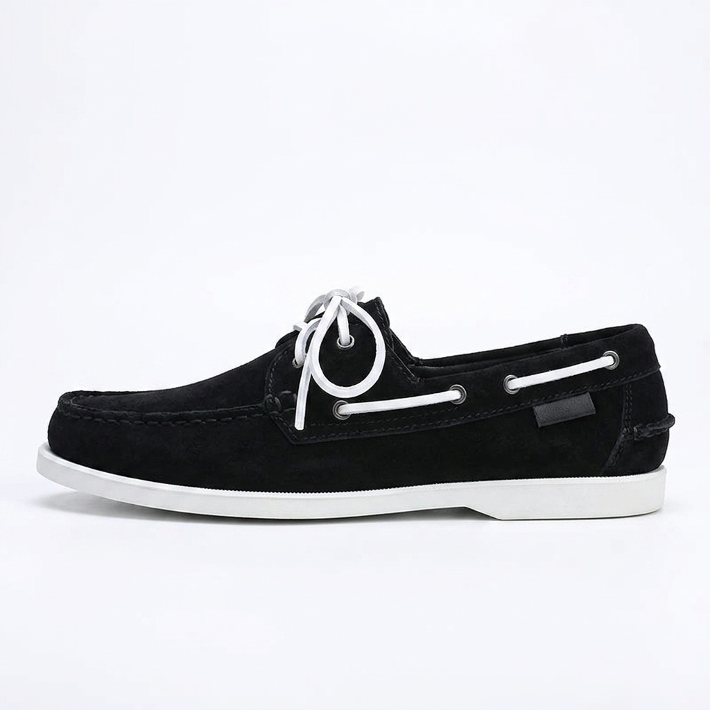 Náutico de piel para hombre en negro, cosido a mano y suela blanca, vista lateral