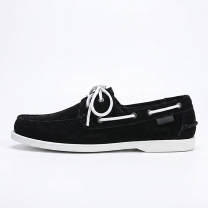Náutico de piel para hombre en negro, cosido a mano y suela blanca, vista lateral