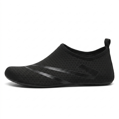 Escarpines de mujer en negro con suela antideslizante, vista lateral