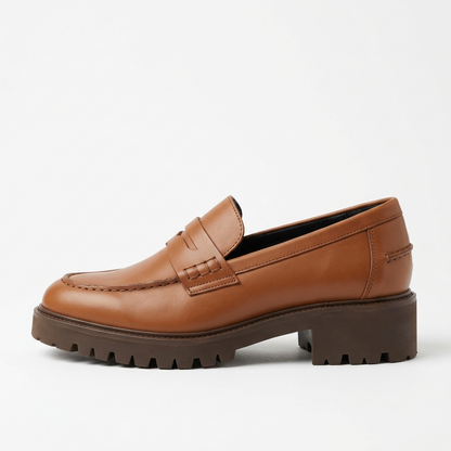 Mocasín de mujer en marrón cuero con suela track, vista lateral