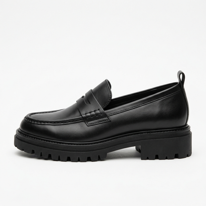 Mocasín de mujer negro con suela track gruesa, vista lateral