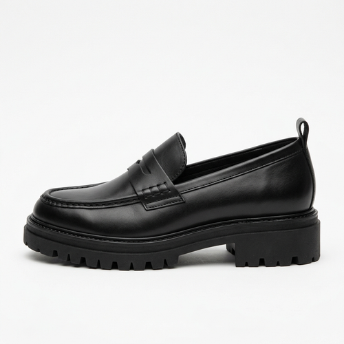 Mocasín de mujer negro con suela track gruesa, vista lateral