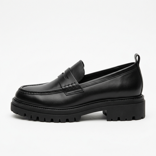 Mocasín de mujer negro con suela track gruesa, vista lateral