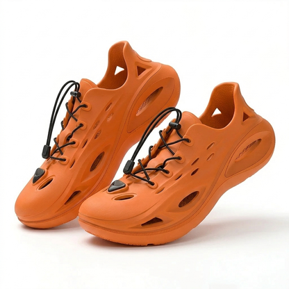 Par de zapatillas de agua en naranja, vista tres cuartos