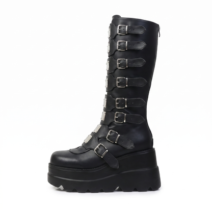 Bota alta gótica de plataforma en negro, producto solo sobre fondo blanco, vista de perfil con la puntera a la izquierda