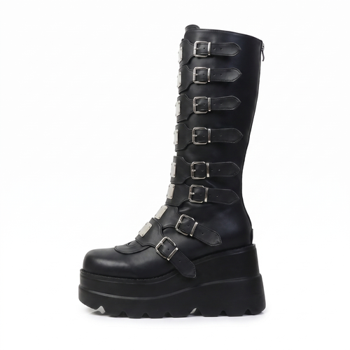 Bota alta gótica de plataforma en negro, producto solo sobre fondo blanco, vista de perfil con la puntera a la izquierda