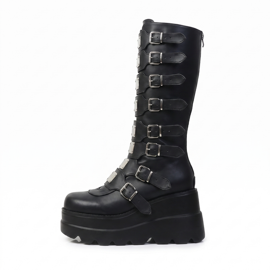 Bota alta gótica de plataforma en negro, producto solo sobre fondo blanco, vista de perfil con la puntera a la izquierda