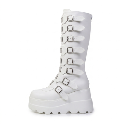 Botas de plataforma góticas de mujer en blanco, perfil lateral sobre fondo blanco