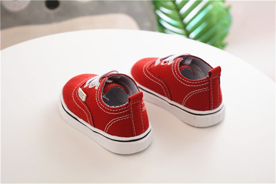 zapatos bebe estilo vans rojos visión posterior