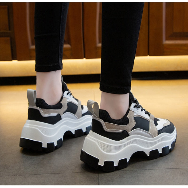 zapatillas suela gruesa mujer vista lateral cómodas