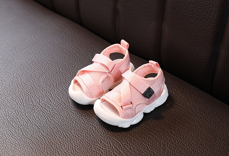 sandalias rosas sobre sofa de cuero 